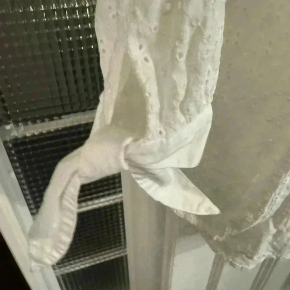 Isaac mizrahi women’s button up white eyelet top w/ tie 3/4 sleeve size medium - Picture 4 of 7